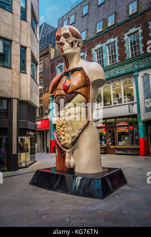 Damien Hurst's 'Tempel' lackiert Bronze Skulptur auf Cullum Street, London, EC3. Teil der Skulptur in der Stadt arbeiten. Stockfoto