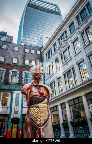 Damien Hurst's 'Tempel' lackiert Bronze Skulptur auf Cullum Street, London, EC3. Teil der Skulptur in der Stadt arbeiten. Stockfoto