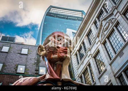 Damien Hurst's 'Tempel' lackiert Bronze Skulptur auf Cullum Street, London, EC3. Teil der Skulptur in der Stadt arbeiten. Stockfoto