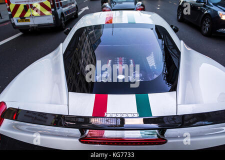 Ein weißer, omanisch registrierter Ferrari-Sportwagen, der in Bishopsgate, London, Großbritannien, geparkt wurde Stockfoto