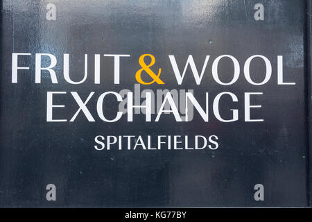 Signage außerhalb der neuen Obst- und Wolle Exchange, Spitalfields, London, UK Stockfoto