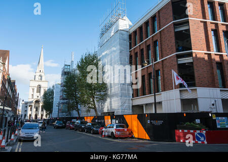 Das Äußere des neuen Obst- und Wolle, mit Nicholas Hawksmoor's Christ Church im Hintergrund, Spitalfields, London, UK Stockfoto