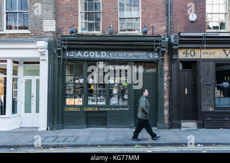 Cundall and Garcia (A. Gold, French Milliner) Feinkostgeschäft in Brushfield Street, Spitalfields, London, E1, England, GROSSBRITANNIEN Stockfoto