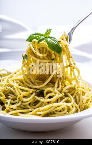 Spaghetti. Spaghetti mit hausgemachtem Pesto Olivenöl und Basilikum. Stockfoto