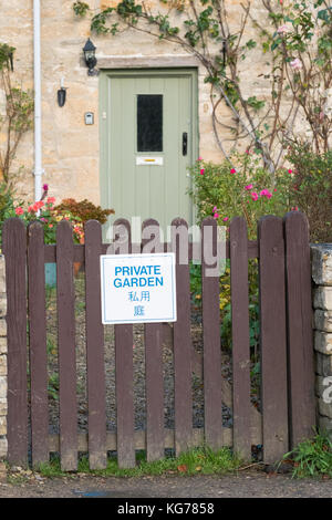 Bibury Tourism - 'Private Garden'-Schild am Gartentor auf Englisch und Japanisch geschrieben - Bibury, Gloucestershire, England, Großbritannien Stockfoto