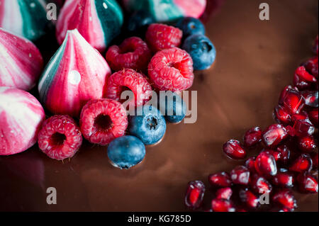 Frisch fröhlich Kuchen mit Sahne, Himbeere und bluberry auf der Oberseite gesichert Stockfoto