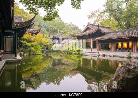 Chinesischen Gebäuden rund um einen kleinen See in schöner Landschaft, Draußen, Tag, keine Menschen. touristische Tee Shop, Stockfoto