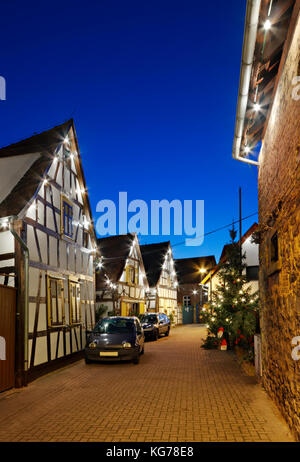 Eine alte Straße mit Fachwerkhäusern und Weihnachten Lichter in der Nacht in Haines, Edenkoben, Deutschland. Stockfoto