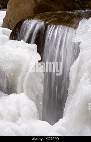 Ein kleiner Wasserfall mit Eis in Österreich. Stockfoto