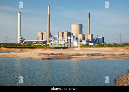 Blick über kieswerk See zu einem riesigen Kohlekraftwerk mit leichten Reflexion. Stockfoto