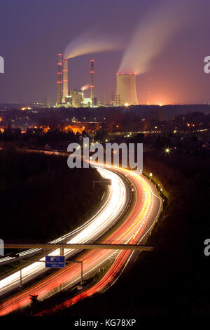 Leichte Wanderwege auf einer deutschen Autobahn, ein Kraftwerk im Hintergrund. Stockfoto