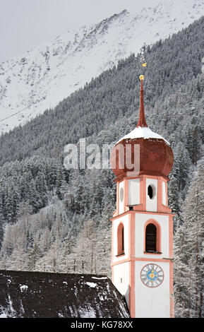 Ein kleines Dorf Kirche in Gries im Ötztal, Tirol, Österreich. Stockfoto