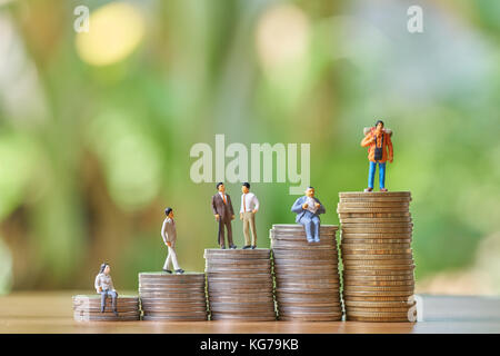 Geld-, Finanz-, Wirtschafts- wachstum Konzept, Gruppe der Geschäftsmann miniaturfiguren Stellung der Stapel von Münzen zu denken und zu planen. nach oben Wie backgr Stockfoto
