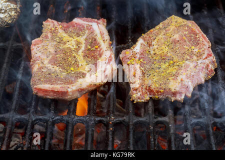 Gegrilltes Schweinefleisch Steaks auf dem Grill Schweinefleisch Steaks gegrillt Stockfoto