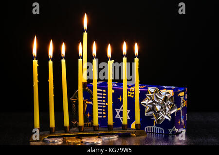 Hanukkah Menorah mit Kerzen beleuchtet neun brennende Kerzen auf unscharfen Hintergrund. hanukkah Konzept Stockfoto