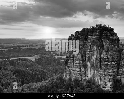 Herbst am Abend Blick auf sandsteinfelsen Tal der Sächsische Schweiz zu fallen. Sandstein Gipfel und Hügel von bunten Hintergrund erhöht. Stockfoto