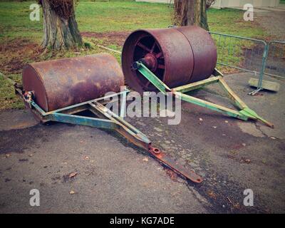 Alte rostigem Eisen Fass für die Wartung der Vernachlässigung Fußball Spielplatz. alte Asphaltdecke auf Outdoor Parkplatz Stockfoto