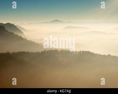 Red Daybreak. misty Sonnenaufgang in den Bergen, die Abstufung der Farbe Wolken. misty Tagesanbruch in einem wunderschönen Hügel. Gipfel der Hügel von heraus sind Stockfoto