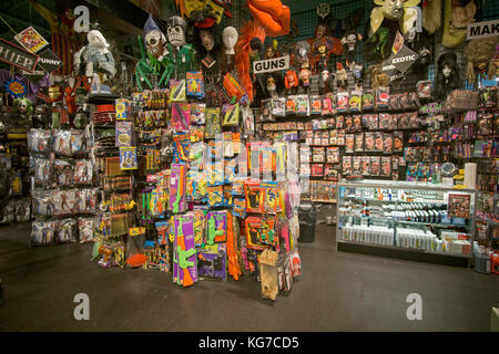 In der Halloween-Abenteuer-Kostüm-Shop am Broadway in Greenwich Village, Manhattan, New York City. Stockfoto