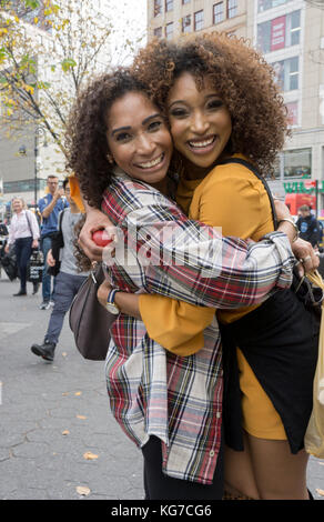 Eine schöne Mutter (l) und Tochter, die wie Schwestern aussehen Pose liebevoll in Union Square Park in Manhattan, New York City. Stockfoto