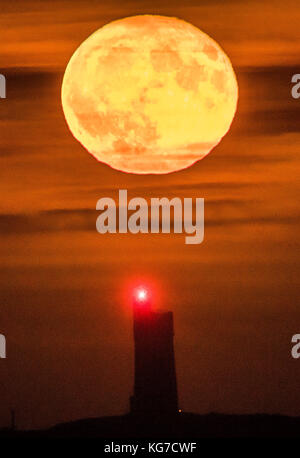 Auf dem Gipfel des Castle Hill in Huddersfield erhebt sich hinter dem denkmalgeschützten Victoria Tower ein Vollmond im November, der den nordamerikanischen Ureinwohnern zufolge als Beaver oder Hunters' Moon bekannt ist. Stockfoto