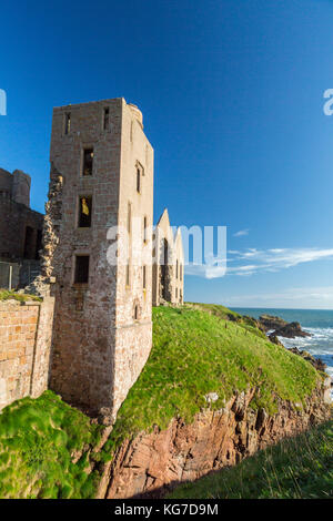 Die Klippe Ruinen von Slains Castle an der Nordseeküste in Aberdeenshire, Schottland - angeblich die Inspiration für Roman Bram Stokers 'Dracula-'. Stockfoto