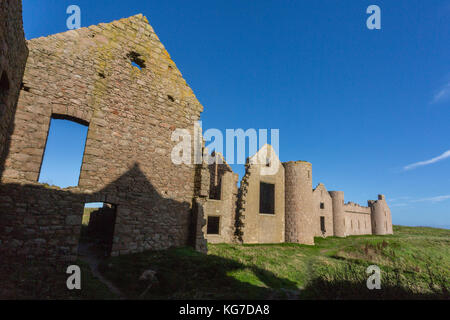 Die Klippe Ruinen von Slains Castle an der Nordseeküste in Aberdeenshire, Schottland - angeblich die Inspiration für Roman Bram Stokers 'Dracula-'. Stockfoto