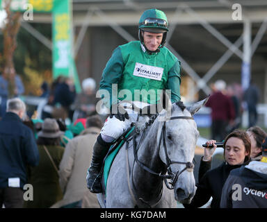 Bristol De Mai wurde von Daryl Jacob nach dem Sieg des bet365 Charlie Hall Chase am zweiten Tag des bet365-Meetings auf der Wetherby Racecourse gefahren. Stockfoto