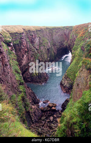 Der bullers von Buchan ist eine dramatische Küsten Inlet an der Küste in der Nähe von Peterhead Aberdeenshire, Schottland von einem eingestürzten Höhle gebildet. Stockfoto