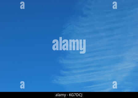 Ungewöhnliche Wolken mit Streifen gegen den blauen Himmel Stockfoto
