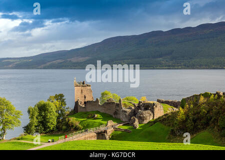 Historische ruine Urquhart Castle am Ufer des Loch Ness in der Nähe von Drumnadrochit, Highland, sind jetzt eine der meist besuchten Burgen in Schottland. Stockfoto