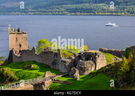 Historische ruine Urquhart Castle am Ufer des Loch Ness in der Nähe von Drumnadrochit, Highland, sind jetzt eine der meist besuchten Burgen in Schottland. Stockfoto