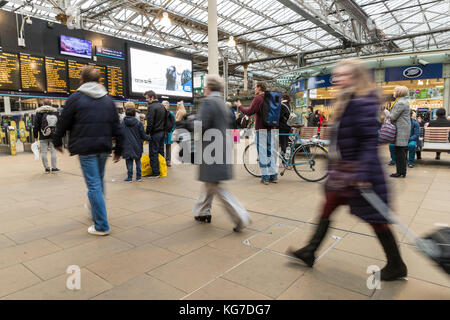 Pendler rush für ihre Bahn während der Rush Hour auf der Bahnhof Edinburgh Waverley. Stockfoto