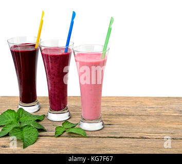 Smoothies mit frischen Beeren, Brombeeren, Himbeeren, Rote Johannisbeeren, Schwarze Johannisbeeren, Erdbeeren auf einem Holztisch. isoliert auf weißem backgrou Stockfoto