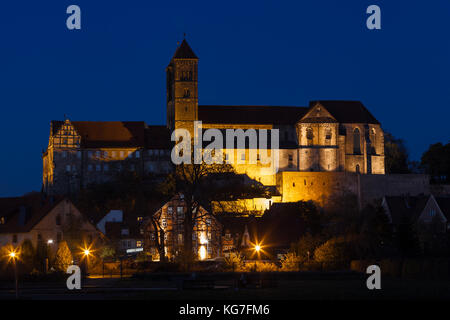 Nachtaufnahme Blick in das Quedlinburger Schloss Stiftskirche Stockfoto