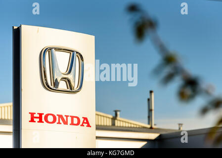 Northampton, Großbritannien - 25. Oktober 2017: Tagesansicht des Honda-Logos im Riverside Retail Park. Stockfoto