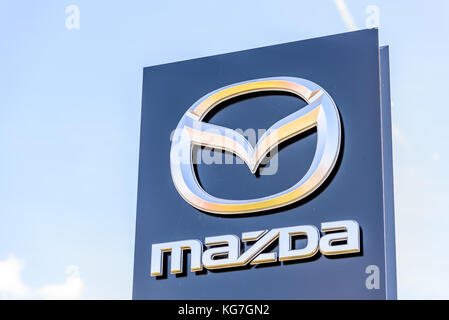 Northampton, Großbritannien - 25. Oktober 2017: Tagesansicht des Mazda-Logos im Riverside Retail Park. Stockfoto