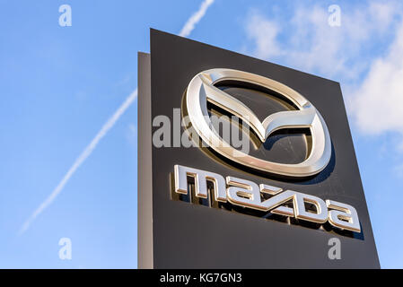 Northampton, Großbritannien - 25. Oktober 2017: Tagesansicht des Mazda-Logos im Riverside Retail Park. Stockfoto