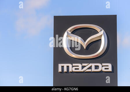 Northampton, Großbritannien - 25. Oktober 2017: Tagesansicht des Mazda-Logos im Riverside Retail Park. Stockfoto