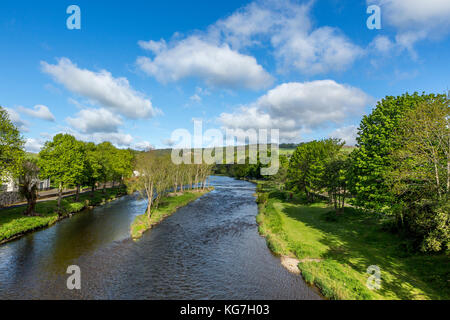 Der Fluss Tweed wie es läuft durch den schottischen Borders Stadt Peebles, rund 20 km südlich von Edinburgh. Stockfoto