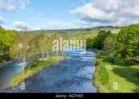 Der Fluss Tweed wie es läuft durch den schottischen Borders Stadt Peebles, rund 20 km südlich von Edinburgh. Stockfoto