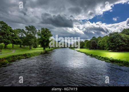 Der Fluss Tweed wie es läuft durch den schottischen Borders Stadt Peebles, rund 20 km südlich von Edinburgh. Stockfoto