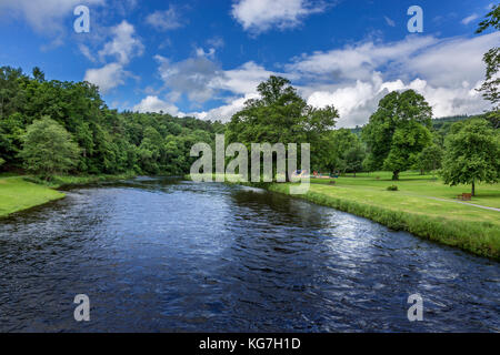 Der Fluss Tweed wie es läuft durch den schottischen Borders Stadt Peebles, rund 20 km südlich von Edinburgh. Stockfoto