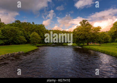 Der Fluss Tweed wie es läuft durch den schottischen Borders Stadt Peebles, rund 20 km südlich von Edinburgh. Stockfoto