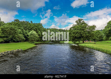 Der Fluss Tweed wie es läuft durch den schottischen Borders Stadt Peebles, rund 20 km südlich von Edinburgh. Stockfoto