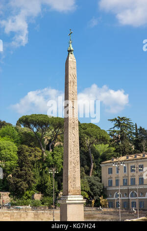 Ägyptischer Obelisk auf der Piazza del Popolo, Rom, Italien. Stockfoto