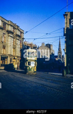 Aberdeen Straßenbahn im Stadtzentrum, auf dem Weg zur Brücke von Dee. 32 Im Februar 1956 getroffen Stockfoto