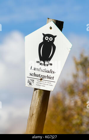 Kennzeichnung Landschaftsschutzgebiet in Sachsen Anhalt Schild auf Holzpfahl Stockfoto