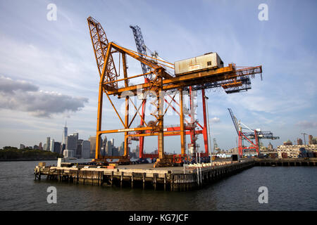 Blick auf Krane in Red Hook Container Terminal in New York. Stockfoto