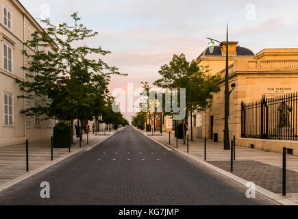 Epernay, Frankreich - Juni 13, 2017: Avenue de Champagne mit mehreren Champagne Häusern entlang der Straße bei Sonnenuntergang in Epernay, Frankreich. Stockfoto